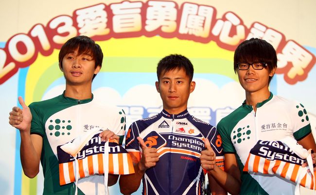 台灣自由車一哥Champion System隊馮俊凱(中)，為即將展開視障單車環島的陳奕成(左)、洪榮泰加油打氣。Champion System／提供