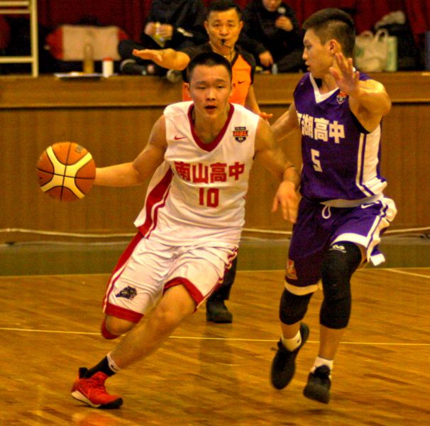 HBL》陈俊男飙27分携手谭杰龙20篮板 泰山力