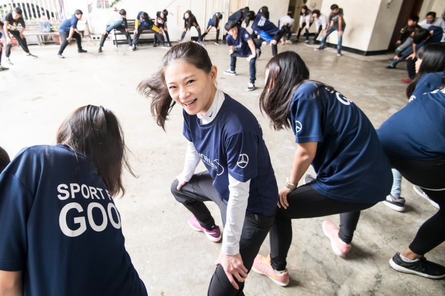 台灣賓士志工也加入陪讀班籃球課程，與青少年們一起進行暖身遊戲。