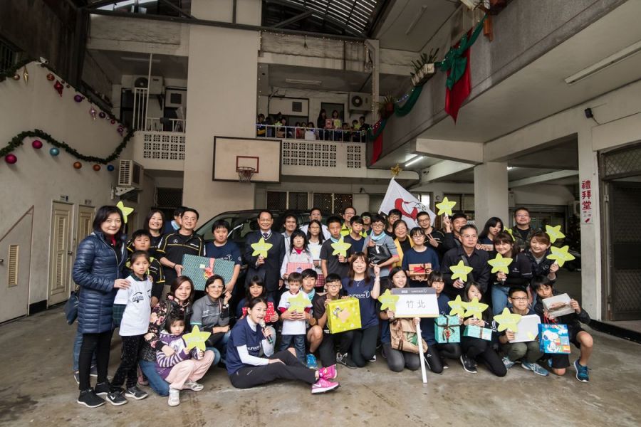 台灣賓士與台灣賓士資融以【Give a Smile】志工行動，將禮物親送新竹竹北陪讀班，與青少年們開心合影。