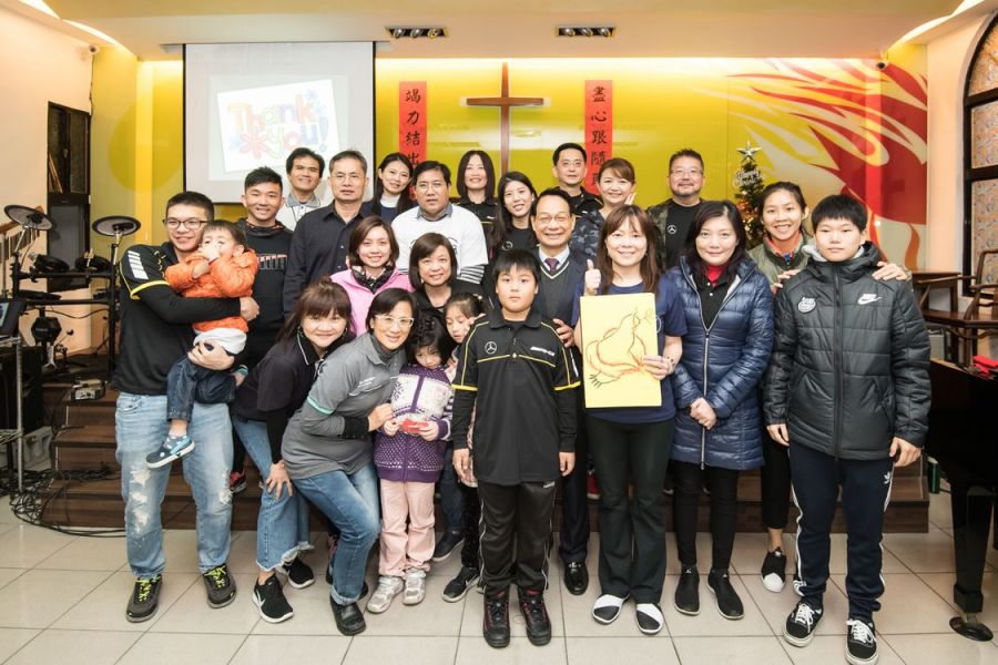 台灣賓士與台電女籃球員(右1、二排右1 )號召各地有志之士一起加入用運動改變世界的行列。