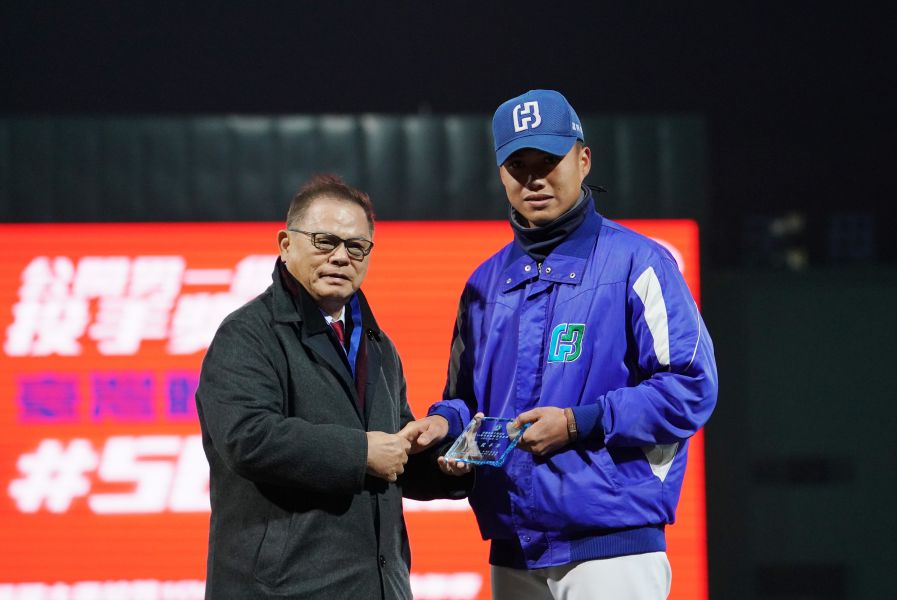 投手獎臺體大蘇勝鴻。