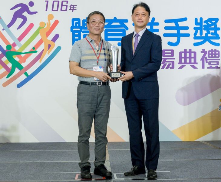 體育署署長林德福(左)頒發給台灣山葉機車總經理武田真二(右)贊助類銀質獎。台灣山葉提供
