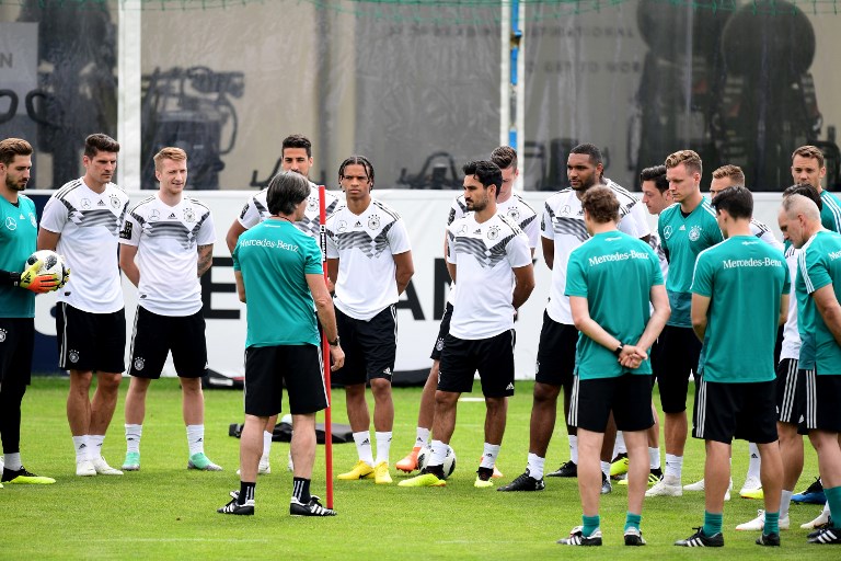 德國隊在備戰，主帥勒夫（中）要求球員在世界盃賽事期間禁欲。法新社