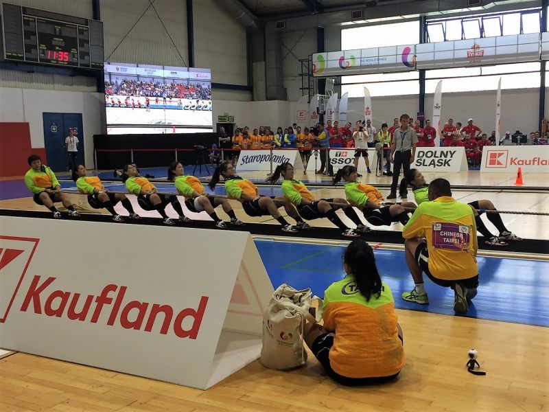 波兰世界运动会》中华女子拔河队完成室内拔河