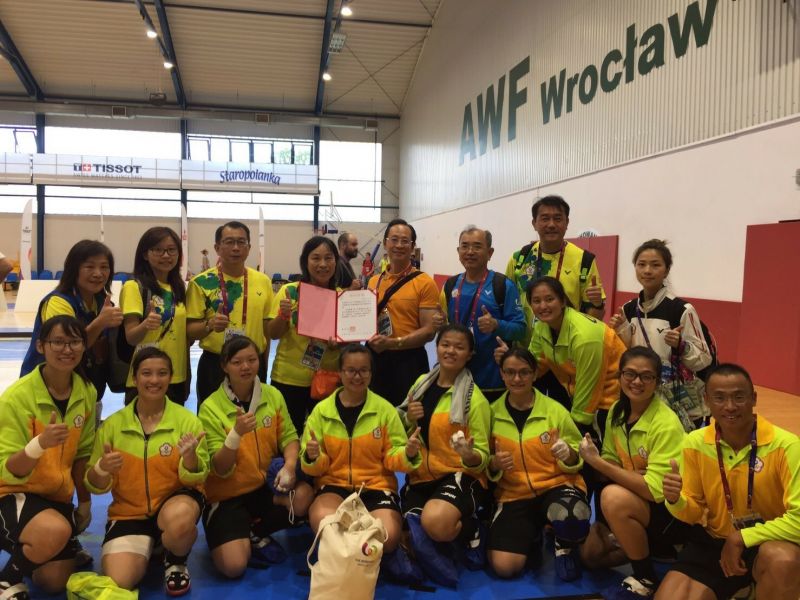 波兰世界运动会》中华女子拔河队完成室内拔河