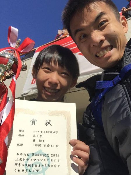 曹純玉(左)在上尾半馬封后，領跑的教練男友陳囿任功不可沒。曹純玉／提供。