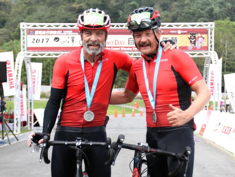 DT SWISS公司亞洲區總裁Urs Keller(左)帶從瑞士遠道而來的同事Michael Riehle一起參賽。中華民國自行車騎士協會／提供。
