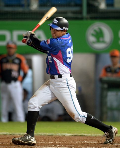 梁家榮打回勝利打點。李天助攝