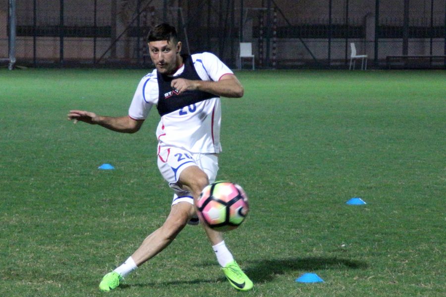 足球》中华男足勤练压迫防守 务使土库曼抱蛋