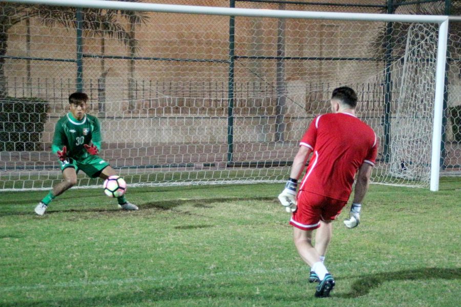 足球》中华男足勤练压迫防守 务使土库曼抱蛋