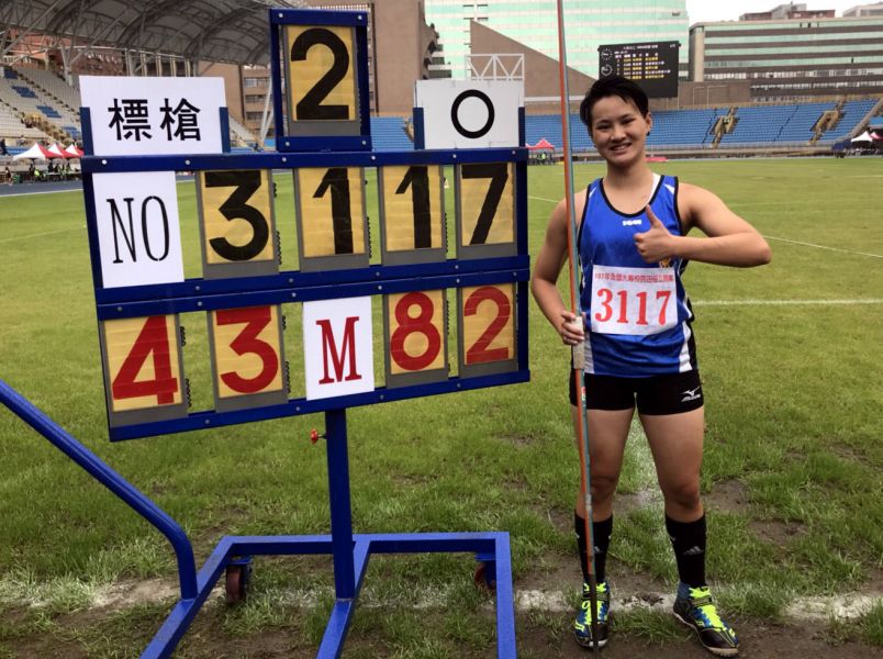 中原大學唐德容以43.82打破全國大專田徑公開賽女子乙組標槍大會紀錄。陳鴻傑/提供。