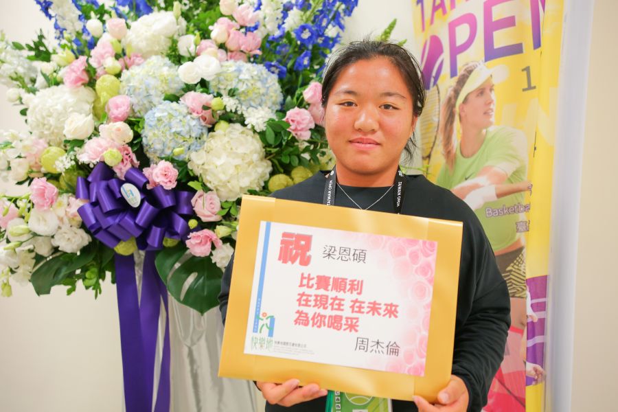梁恩碩開心拿到周杰倫送的卡片和花籃。WTA臺灣公開賽大會提供