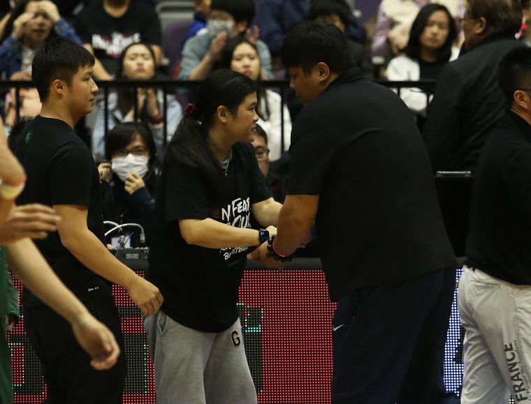 「師徒對決」第三回合光復陳定杰(右)首勝高苑田本玉。資料照片