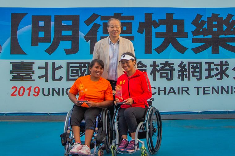 中華民國網球協會張思敏副理事長頒發公開組冠亞軍。輪轉活動整合行銷工作坊提供