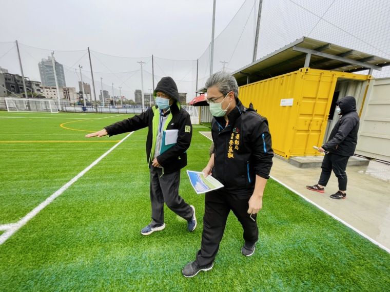 中市運動局長李昱叡視察台中西屯8人制足球場工程。(台中運動局是供)