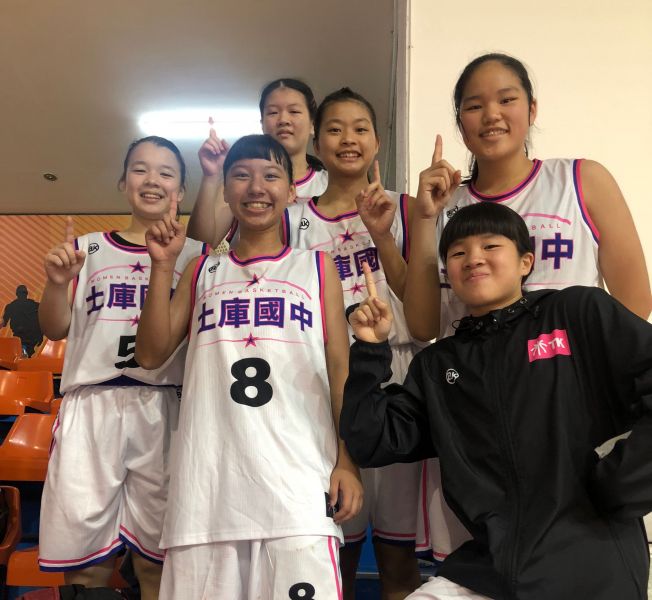 中鋒廖秀珍(右上)飆38分,率土庫自105學年起連5季晉四強。大會提供