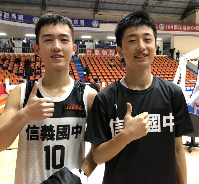 信義日籍小將淺中琉加(右)與「麻吉」張竣皓聯手晉四。大會提供