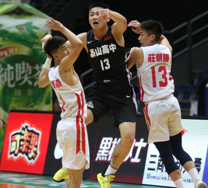 光復包夾泰山劉丞勳，他仍攻下22分、12籃板，連3場「雙十」。大會提供