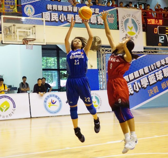 光復陸雅妮(左)上籃、協進徐于絜封阻。大會提供