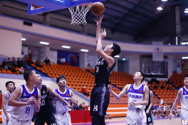光榮莊政隆(右)獲12分含延長賽最後2.3秒致勝兩罰最無價。大會提供