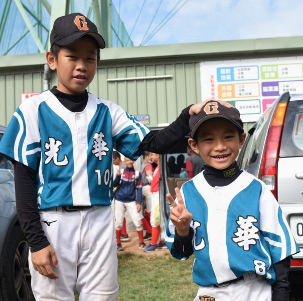 光華國小的陳伯凱，身高僅120公分，站在隊友旁邊就像小不點。徐生明棒球發展協會提供