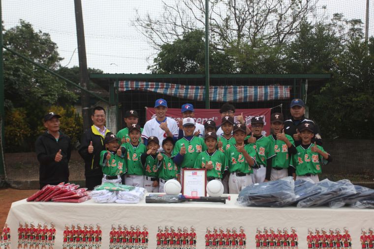創見偏鄉棒球種子計畫8日來到花蓮縣太巴塱國小進行回饋並邀請U18國手余謙及陳柏毓一同參與。主辦單位提供