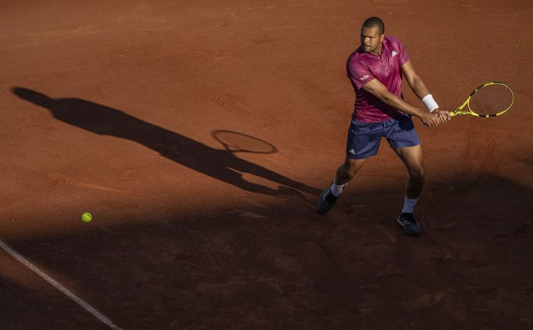 勞力士代言人叢加（Jo-Wilfried Tsonga）於2021年羅蘭．加洛斯（Roland-Garros, 法國網球公開賽）以反手擊球©Rolex提供
