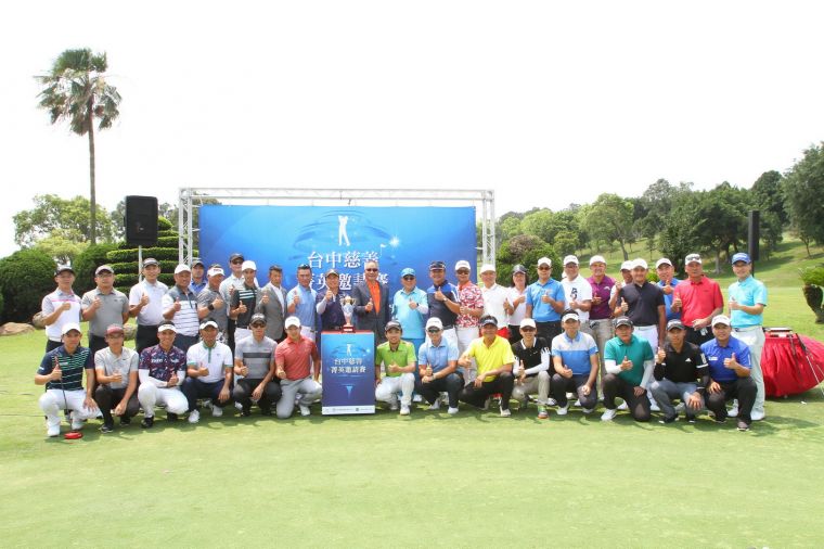 參賽選手代表與大會貴賓合影。