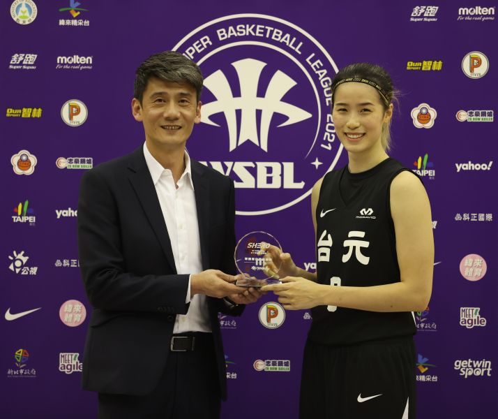 台元抱走年度兩項大獎,教練邱啟益獲選最佳教練,子弟兵林文佑則連莊最佳進步獎,圖為例行賽資料照。中華民國籃協提供