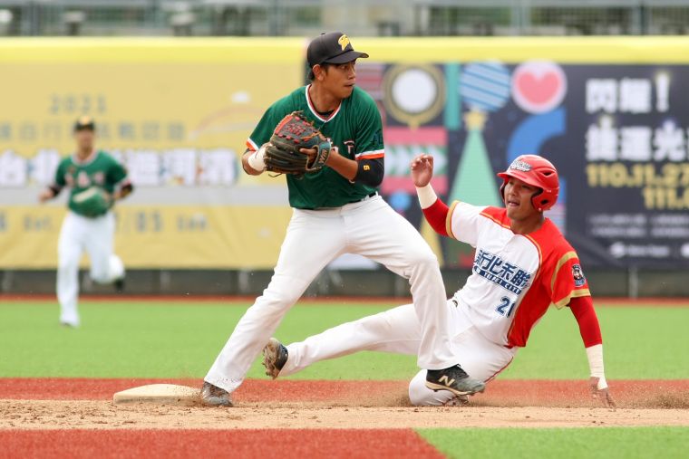 臺南市隊二壘手藍淯勝(左)試圖完成雙殺守備。大會提供