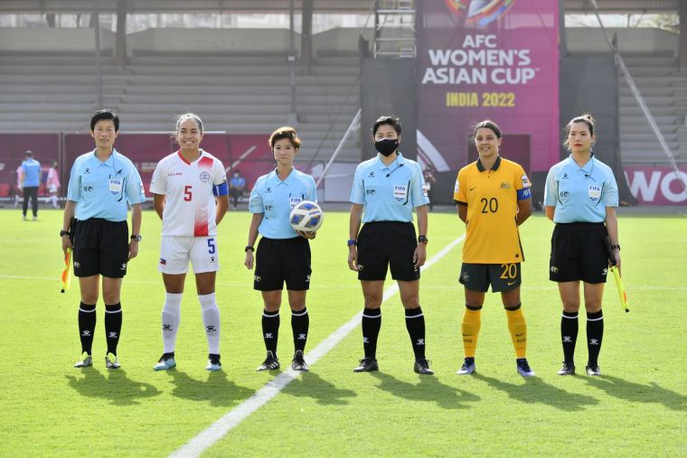 台灣國際裁判王婕首次擔任女子亞洲盃會內賽小組賽事主審(持球者)。足協提供