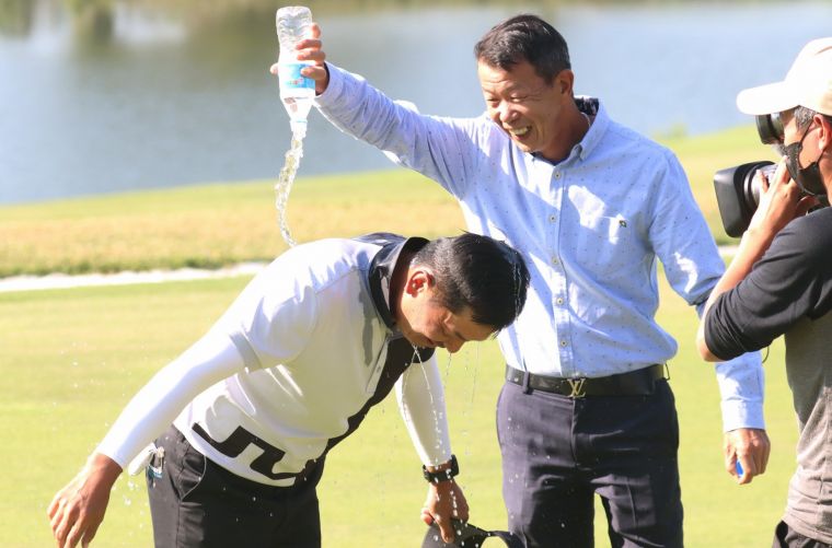 台灣職業高爾夫協會理事長(右)為冠軍得主林文堂澆水祝賀。鍾豐榮攝影