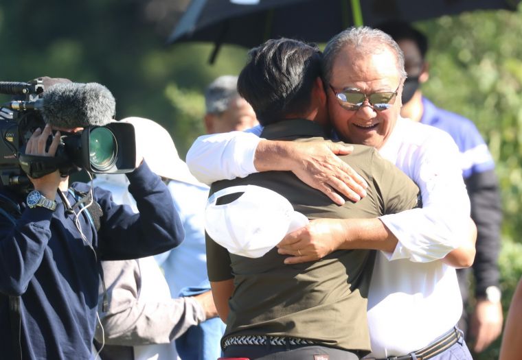台豐球場董事長林伯實(右)擁抱冠軍得主李玠柏恭喜他奪冠。鍾豐榮攝影