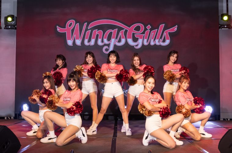 台鋼獵鷹Wings Girls亮相。官方提供