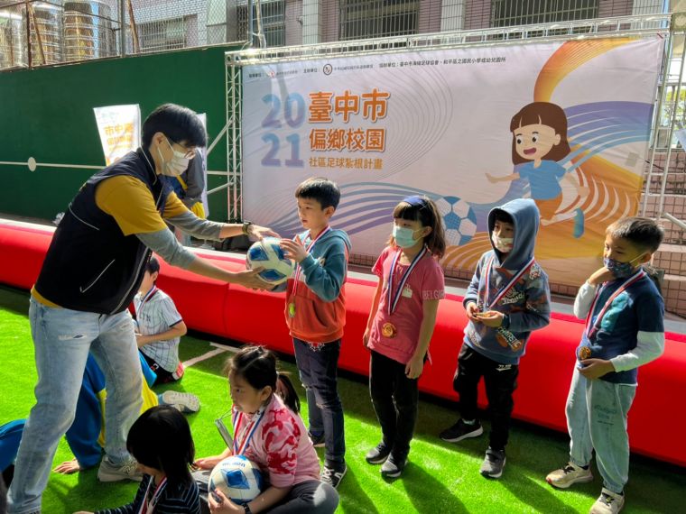 史上海拔最高迷你足球賽在台中-和平區原鄉今熱鬧開踢。大會提供