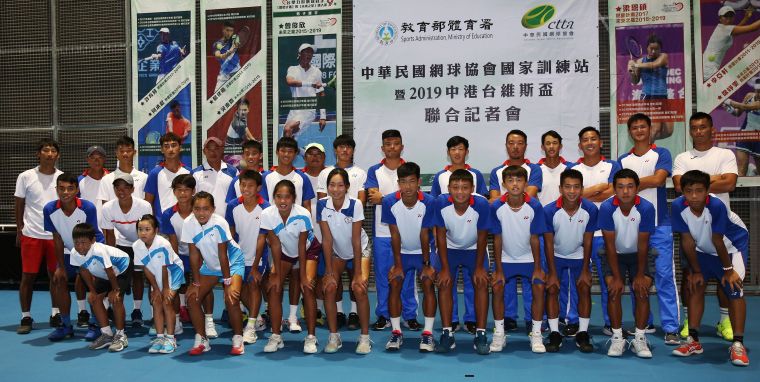 中華民國網球協會網球國家代表隊訓練站大小球員合照。李天助合照