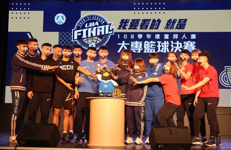 UBA男女決賽4強大合照。李天助攝