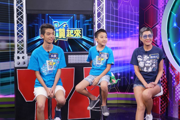 哥哥吳震（左起）、吳比、媽媽羅茵如，回台後的第一個電視深度專訪，就獻給狼谷競技台《電競讚起來》。官方提供