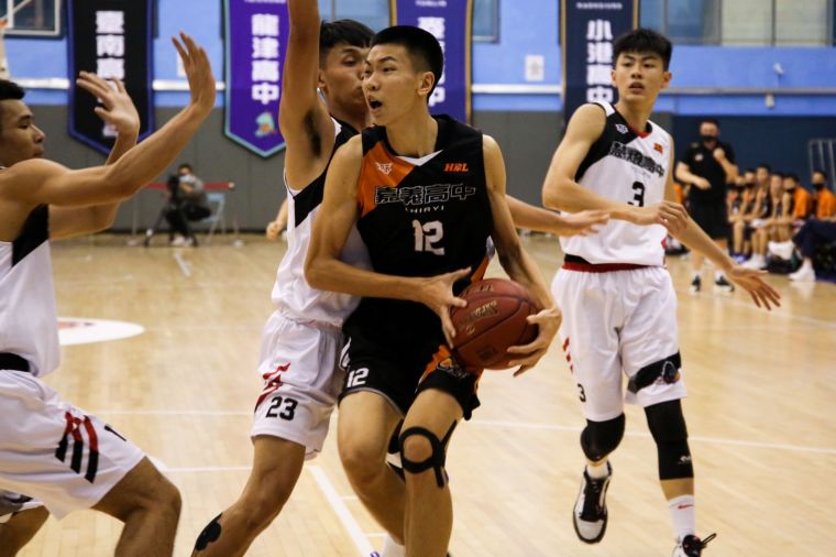 嘉中第一戰將羅楷翔21分、16籃板「雙十」。大會提供