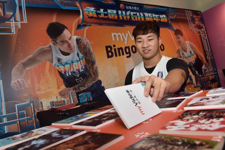 陳亮達體驗myVideo bingo bingo攤位活動。官方提供