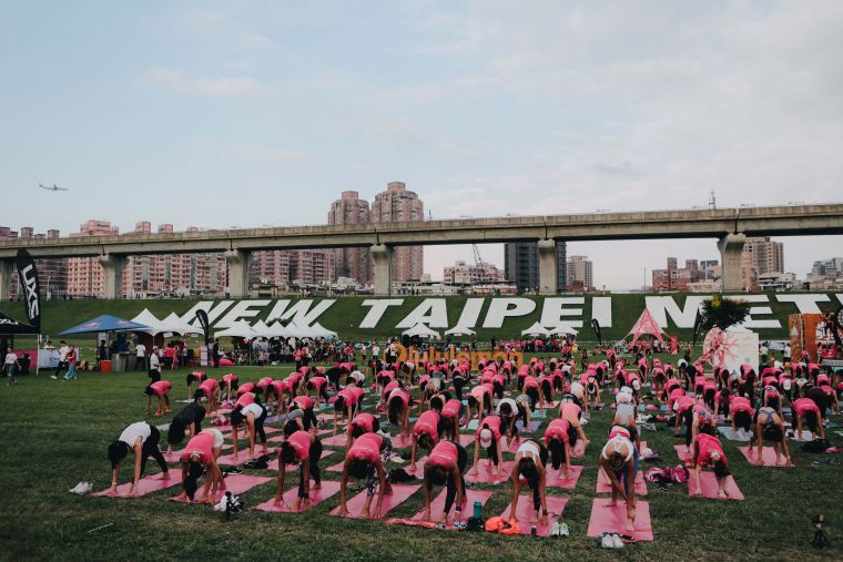lululemon在台成立一週年,於上週末在戶外舉行草地瑜珈樂活派對,吸引上百名運動愛好者現身,揮撒熱汗,挑戰自我極限。