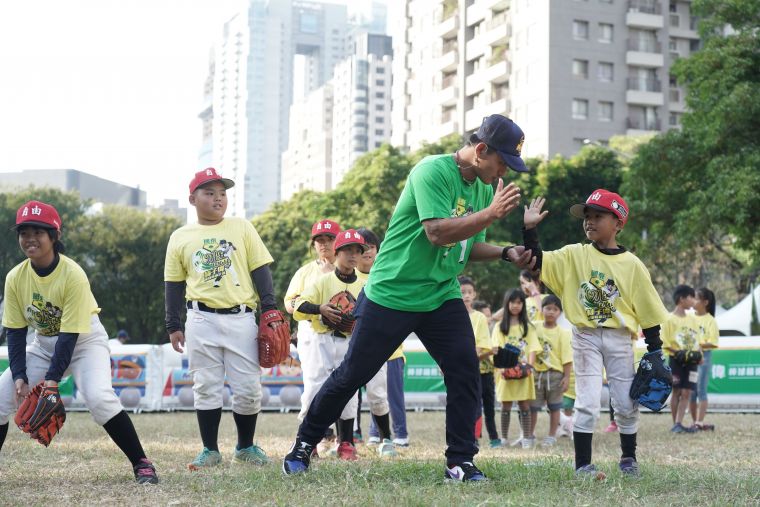 林子偉親自教導台中部落小學自由國小棒球隊。大會提供
