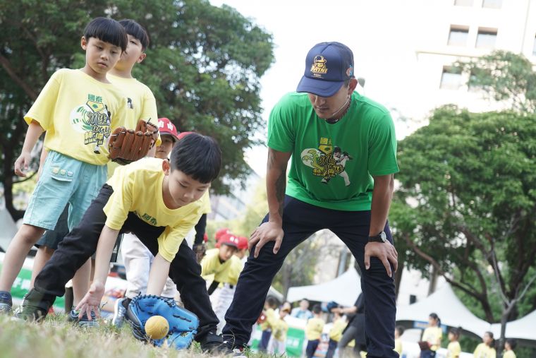 國泰夯棒球活動邀請林子偉擔任總教練指導小朋友棒球球技。大會提供