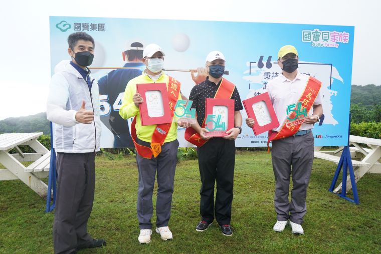 54鐵人完賽頒獎畫面。國寶集團提供