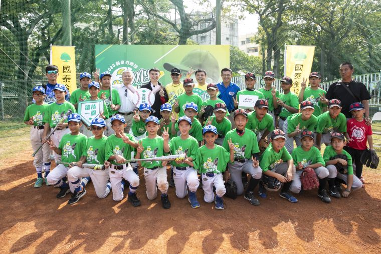國泰攜手林子偉回到母校忠孝國小舉辦棒球教室。國泰金控提供