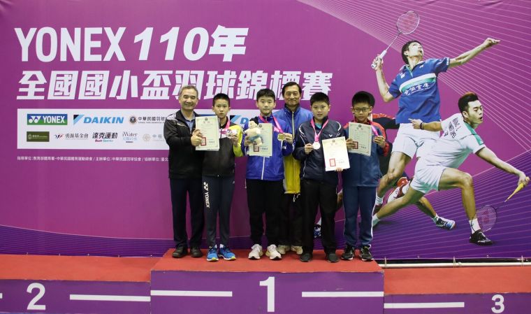 中華羽協副理事長楊文芳(左)郭易常(右)親頒六男單冠軍獎牌。大會提供