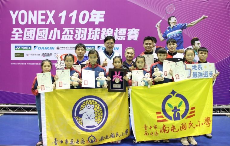 中華羽協張國祚理事長與楊文芳副理事長親頒六女團冠軍獎牌。大會提供