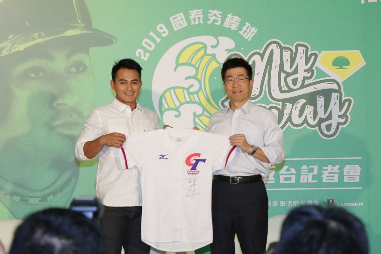 林子偉準備亞錦賽中華隊簽名球衣送給國泰金控。大會提供
