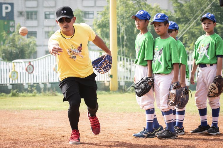 林子偉和國泰共同推廣基層棒球，親自指導高雄偏鄉小學。官方提供